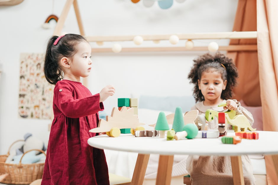 Dos niños jugando con juguetes de madera