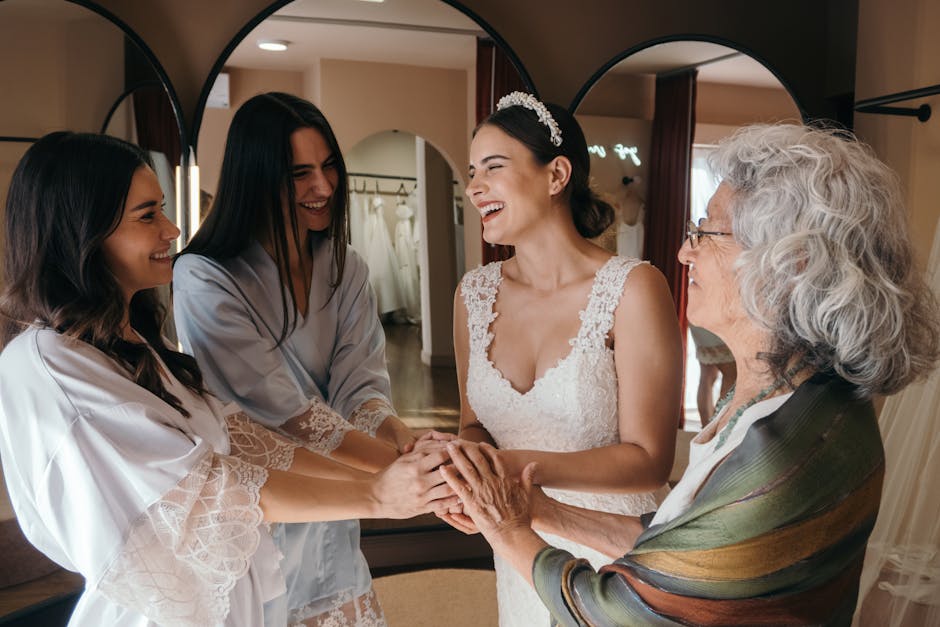 Novia cogida de la mano con las damas de honor y su abuela y sonriendo