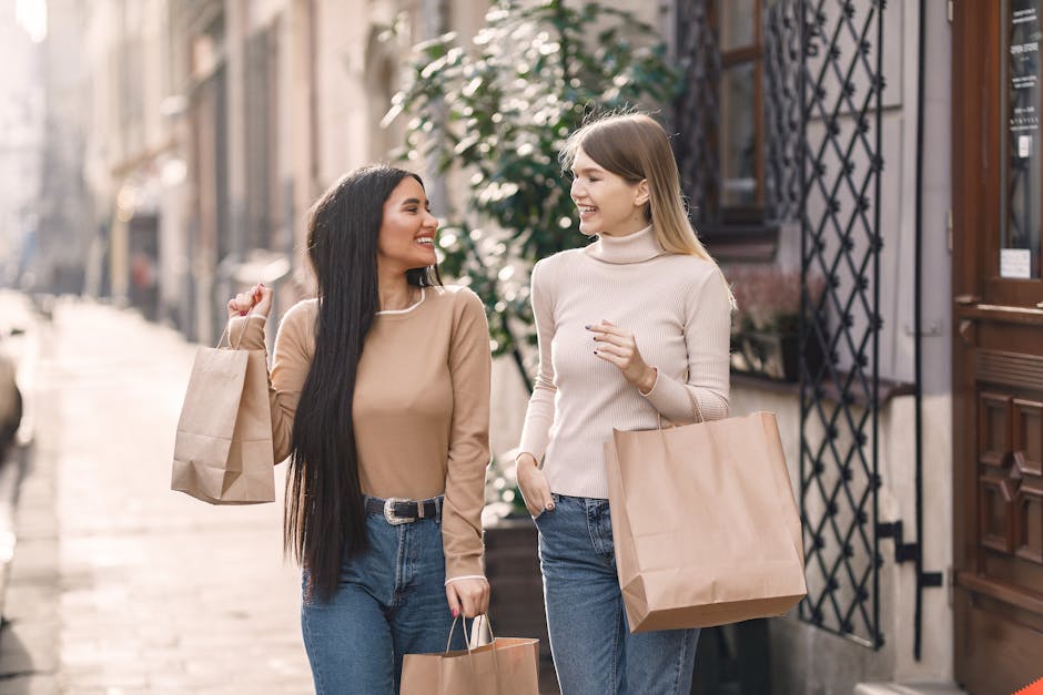 Amigos alegres llevando bolsas de compras y sonriendo.