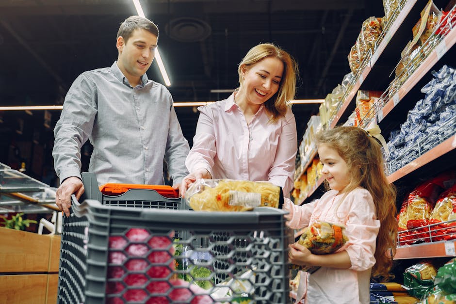 Famille faisant les courses