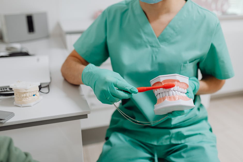 Foto de un dentista demostrando cómo cepillarse los dientes