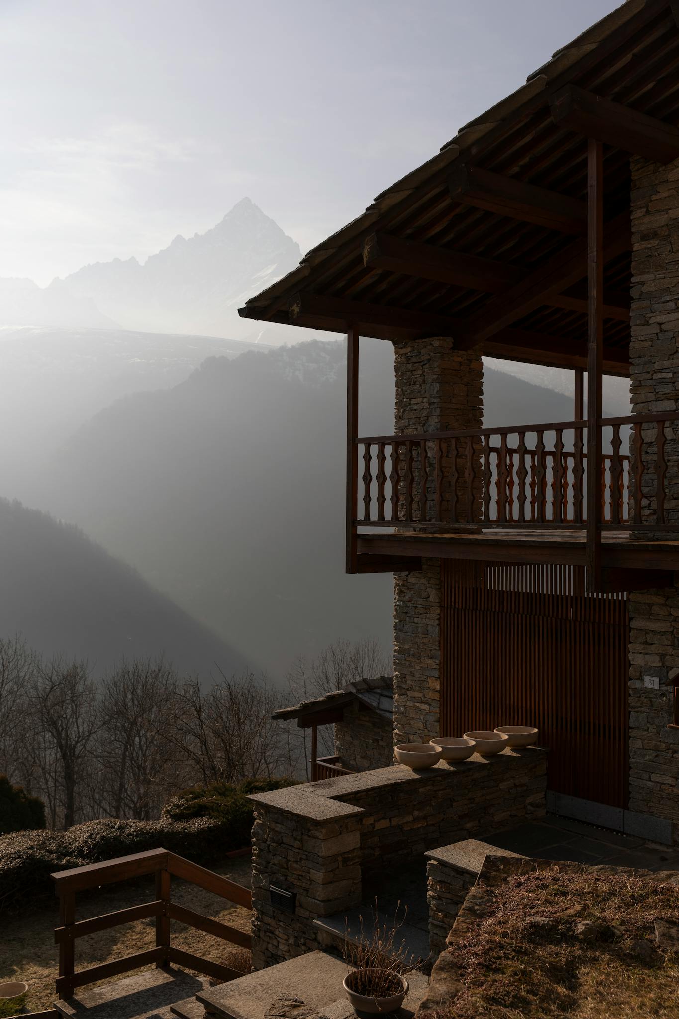 A house with a balcony overlooking the mountains