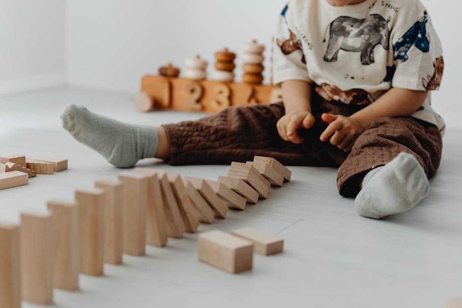 Niño jugando con bloques de juguete