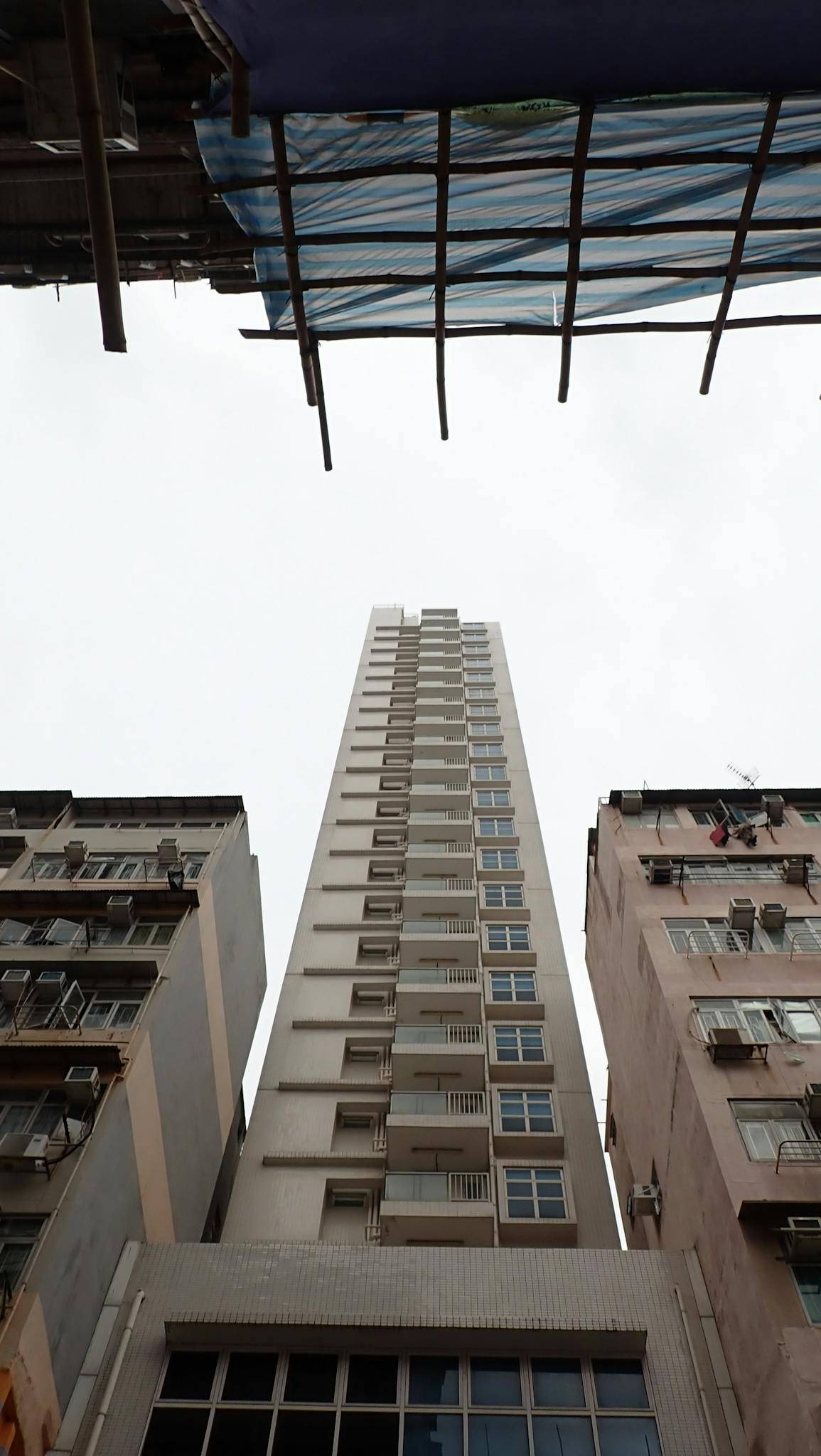 A tall building with a view of the sky