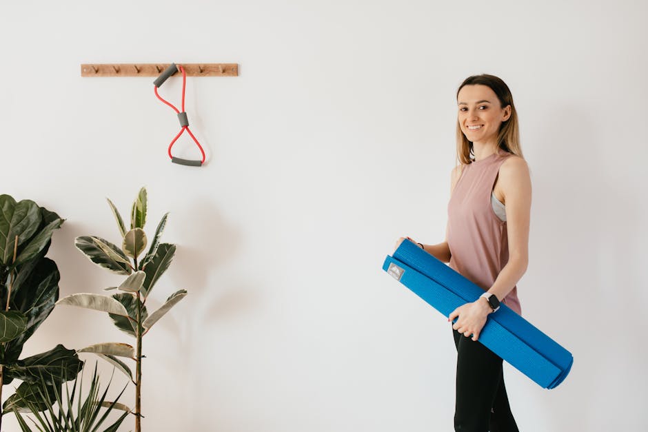 Joven deportista feliz con accesorios deportivos en casa