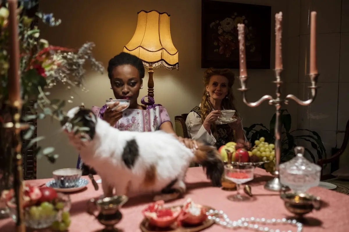 Amigos tomando té con su gato mascota