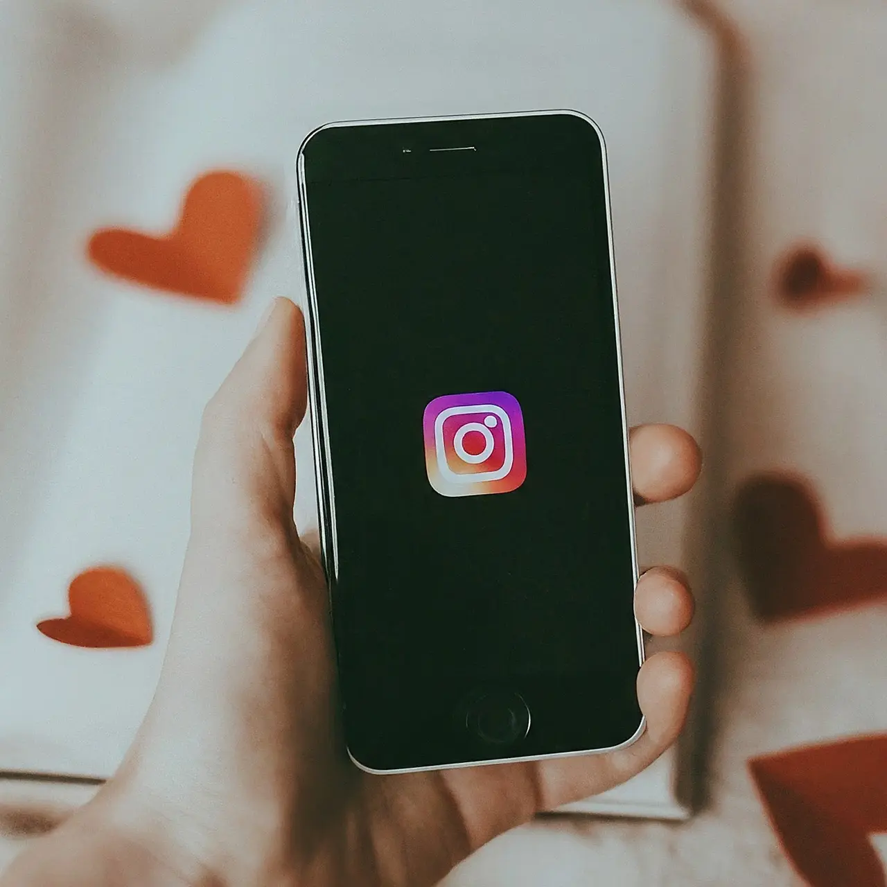 Un smartphone affichant l’application Instagram avec des cœurs flottants. 35mm stock photo