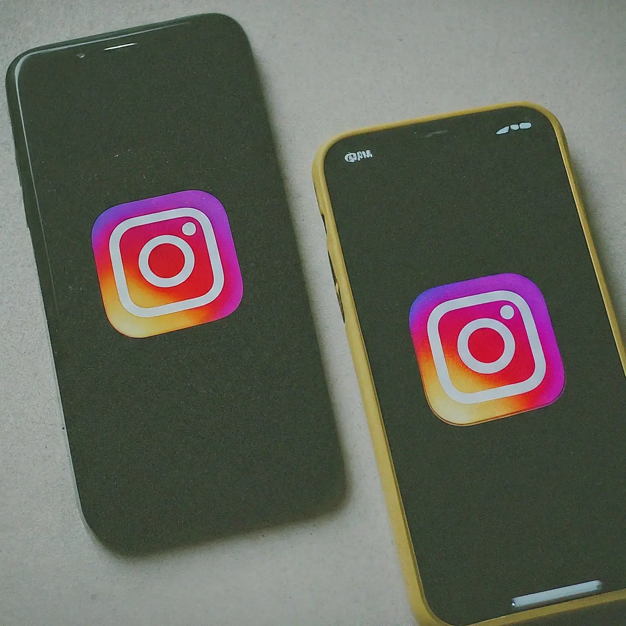 Des smartphones affichant le logo d’Instagram et des statistiques élevées. 35mm stock photo