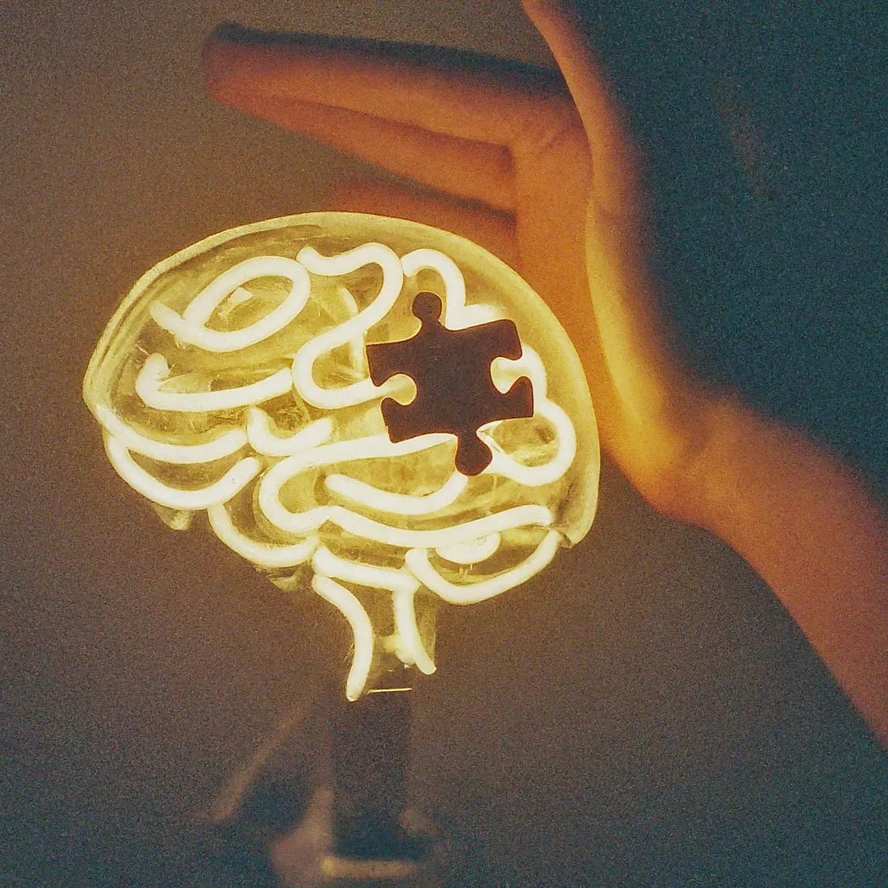 Un cerveau lumineux et des pièces de puzzle reliées. 35mm stock photo