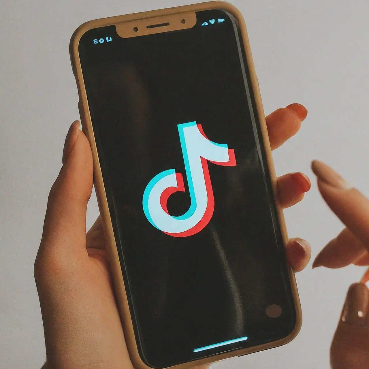 Un écran de smartphone affichant l’application TikTok et un graphique. 35mm stock photo