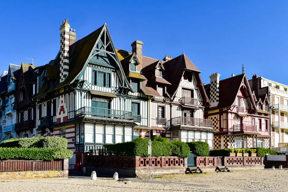 A row of houses with many different architectural styles