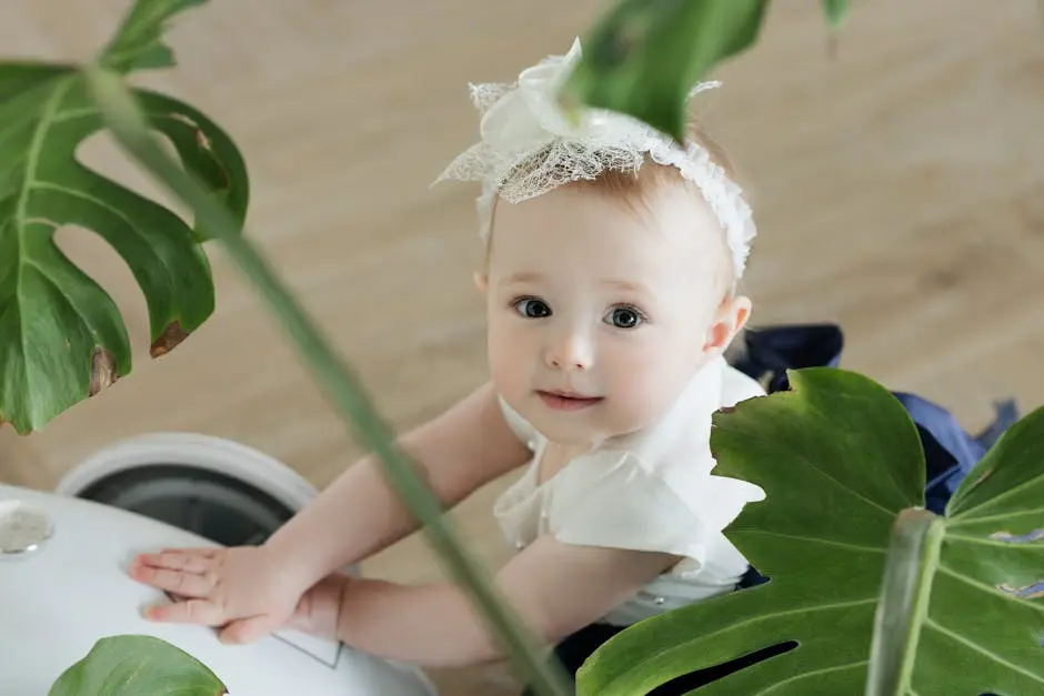 Bebé con diadema blanca