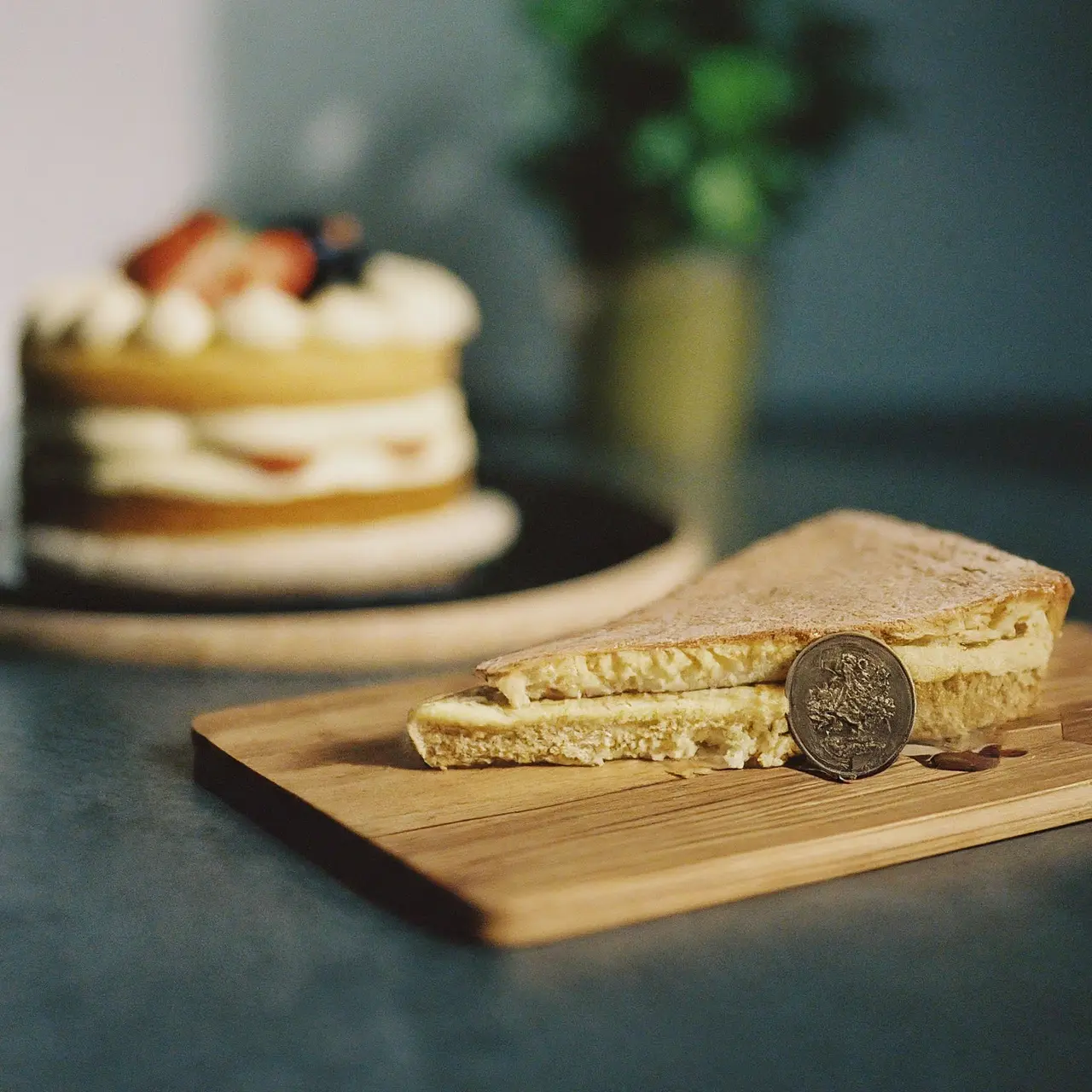 Eine personalisierte Torte mit einem essbaren Tortenaufleger. 35mm stock photo