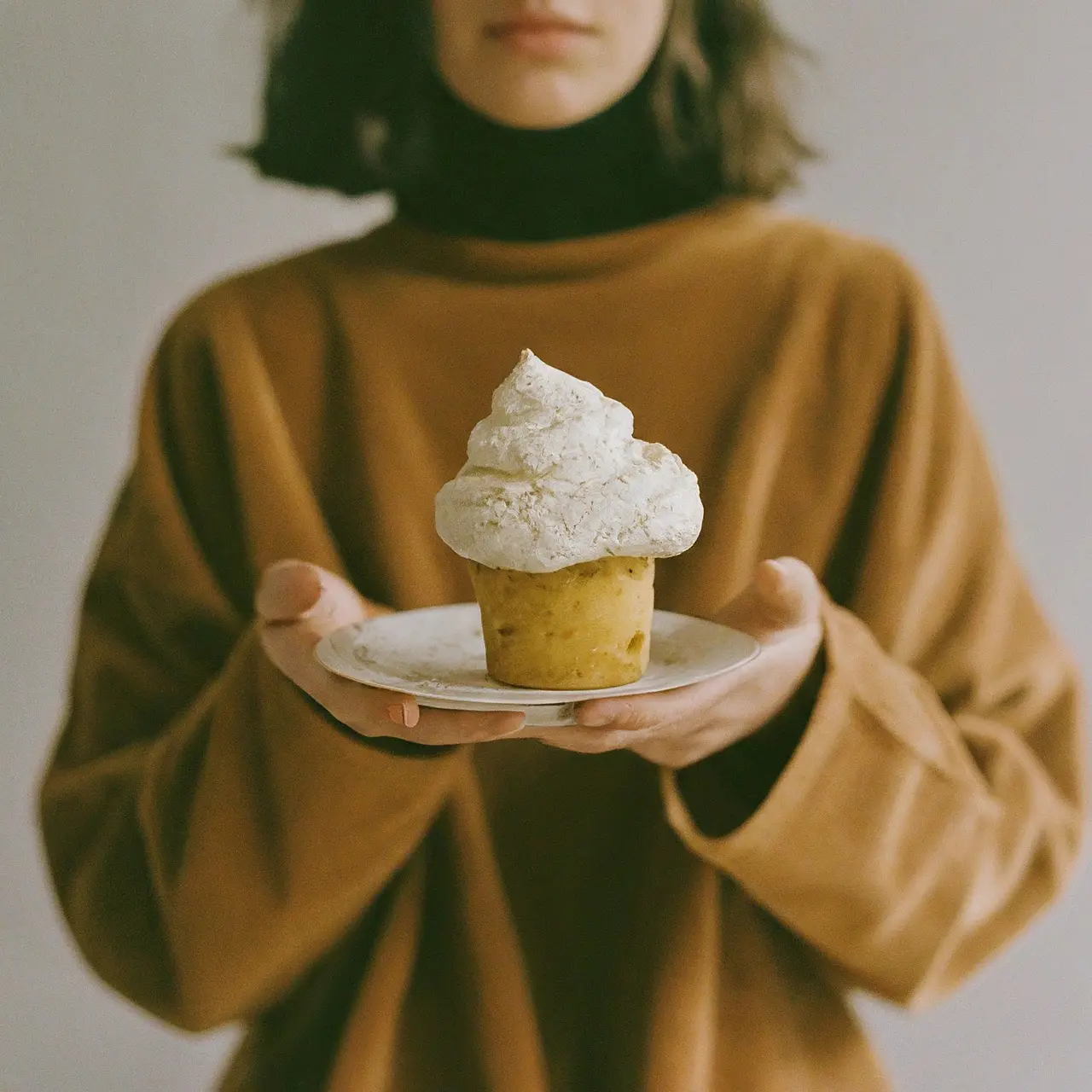 Einzelne Tortenaufleger auf farbigen Fondantunterlagen. 35mm stock photo