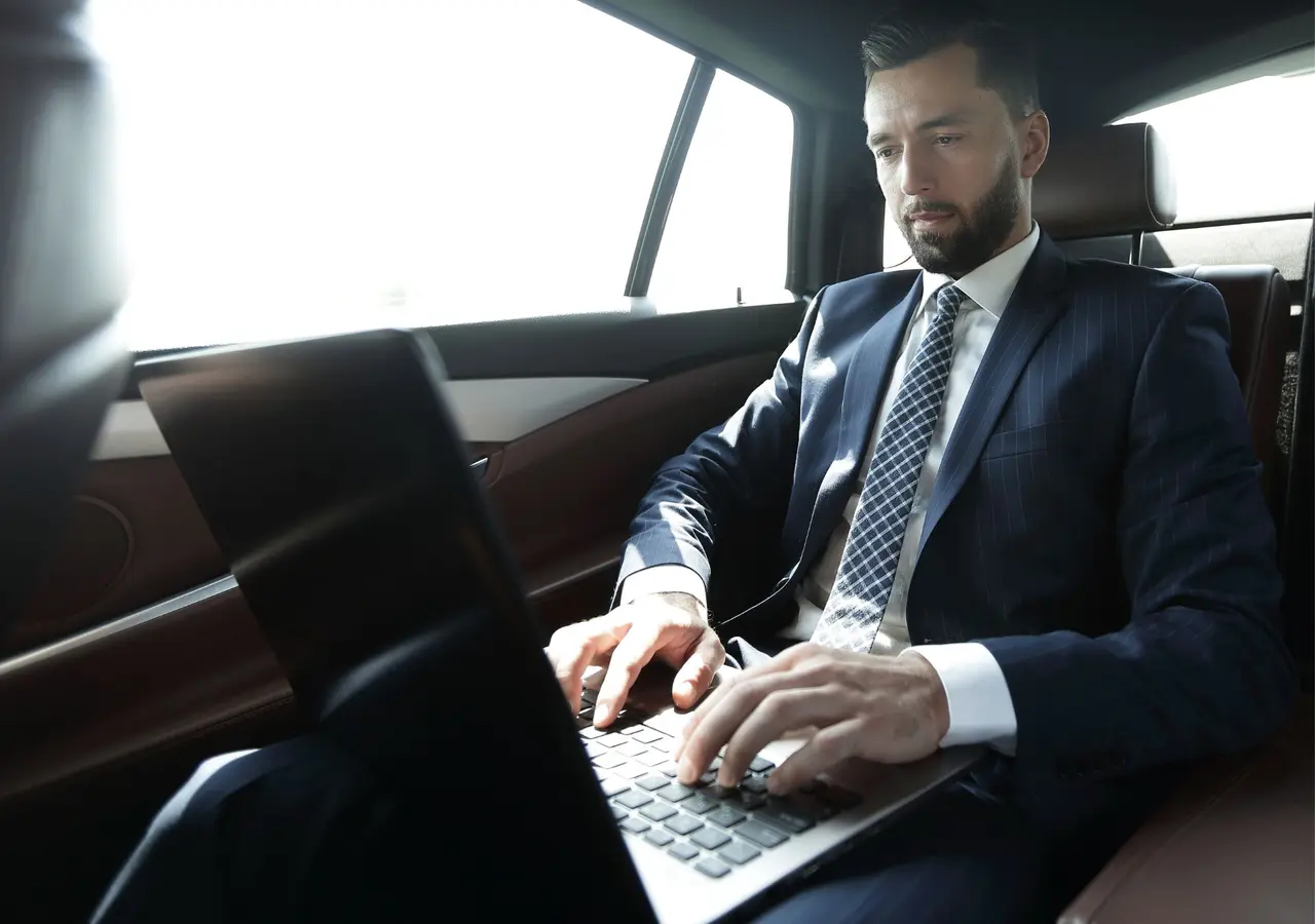 Sahou Lux Limo | Why Airport Executive Limo Services Are the Perfect Start to Any Trip