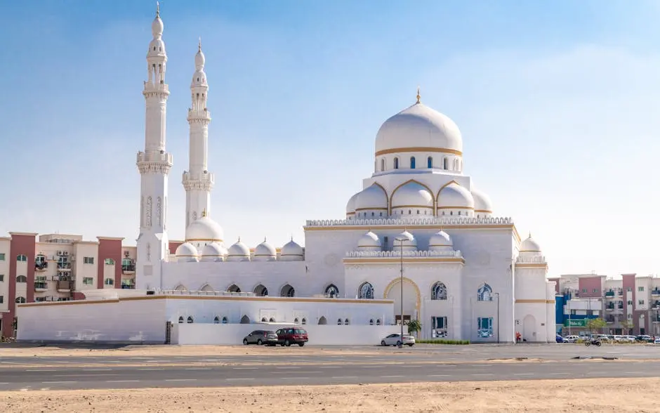 A stunning mosque with detailed architecture in Dubai, UAE, showcasing cultural and religious significance.