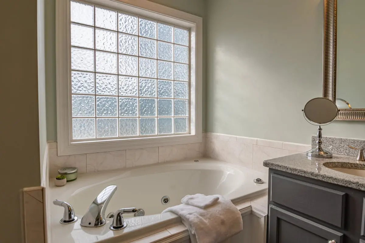 White Ceramic Bathtub Near White Ceramic Bathtub